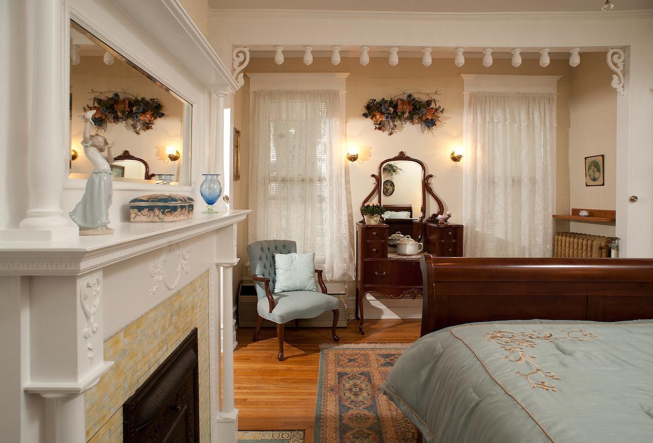 The Historic Morris Harvey House Panzió Fayetteville Szoba fotó